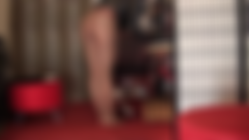 Fetiche por capas de medias con costuras brillantes y máscara de nailon.