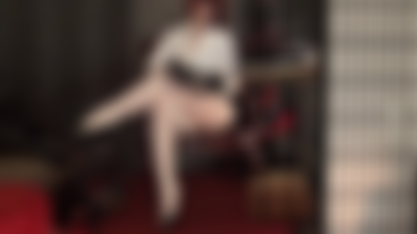 Tu diosa de nailon ordeña tu polla sobre sus piernas cruzadas en medias blancas extra brillantes.