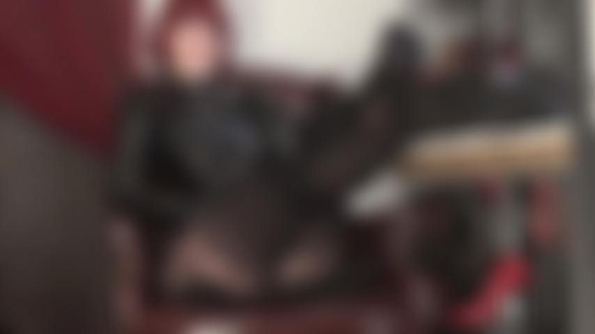 Mi ama lleva los pies en medias y pantimedias con estampado de liguero. Disfruto de una paja y una paja con los pies en esta posición.