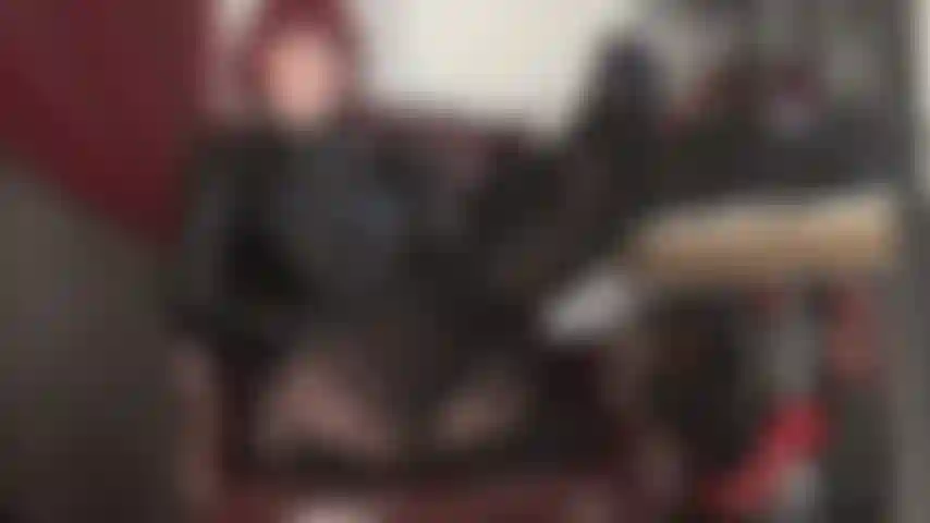 Mi ama lleva los pies en medias y pantimedias con estampado de liguero. Disfruto de una paja y una paja con los pies en esta posición.