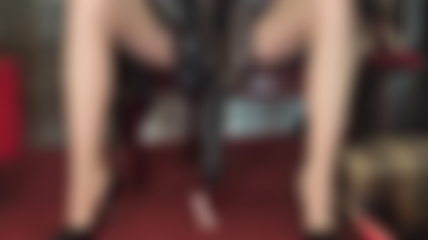 Un pequeño clítoris diminuto al servicio de muchas pollas negras - el clítoris de mariquita está completamente erecto mientras se arrodilla frente a tantas hermosas pollas negras para chupar.