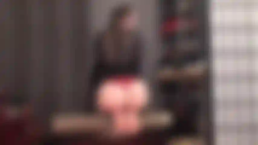 Adoro los pies descalzos y el culo desnudo: la piel pálida perfecta de la amante se curva desde los dedos de los pies hasta su trasero redondo.