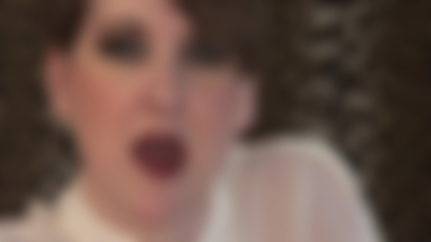 Adoración al rostro: labios rojos brillantes, lengua sexy, cabello corto.