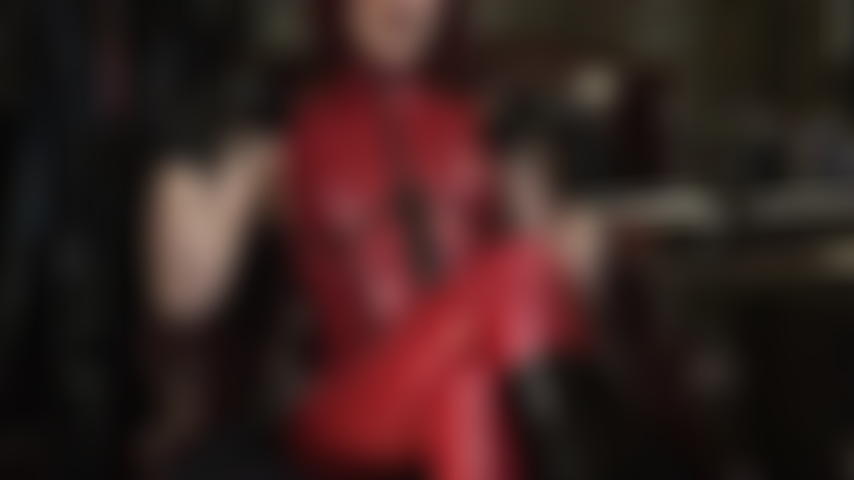 Volviendo loca tu polla de esclavo con una vista dentro de la cremallera frontal de un traje de gato fetichista de látex rojo brillante...