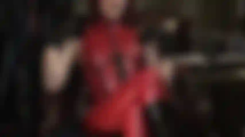 Volviendo loca tu polla de esclavo con una vista dentro de la cremallera frontal de un traje de gato fetichista de látex rojo brillante...