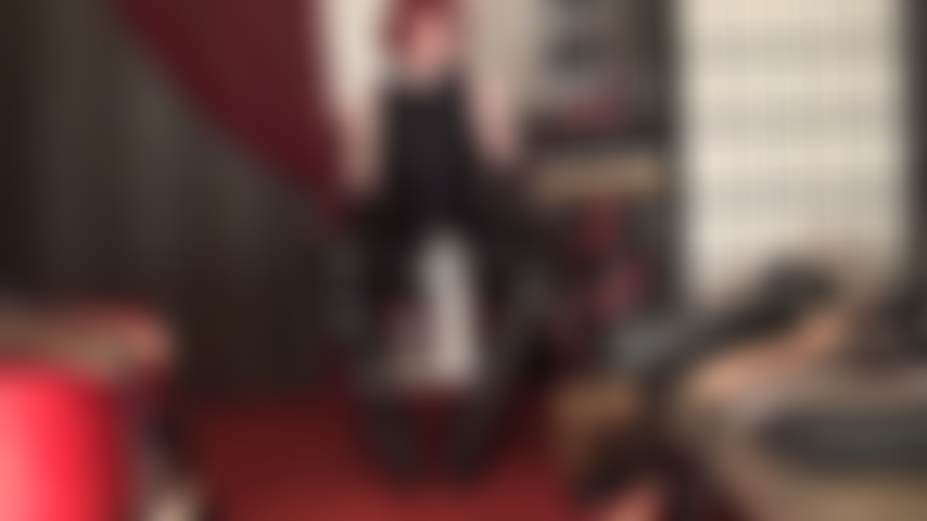 Una polla plateada gigantesca. Mientras los demás hombres te miran, mi ama te llena con su polla gigante. Demuéstrales lo buena puta que eres, deslizándote arriba y abajo sobre esta polla enorme para recibir todo su semen en tu cara.