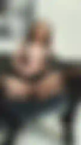 Fumando, masturbándome con mi varita mágica y eyaculando a través de pantimedias.