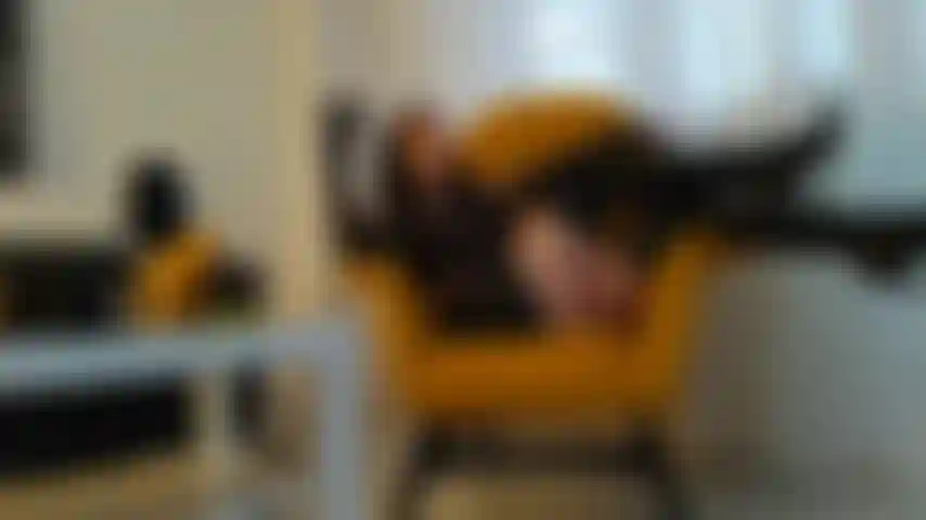 Fumando un cigarro con guantes de cuero, botas y minifalda.