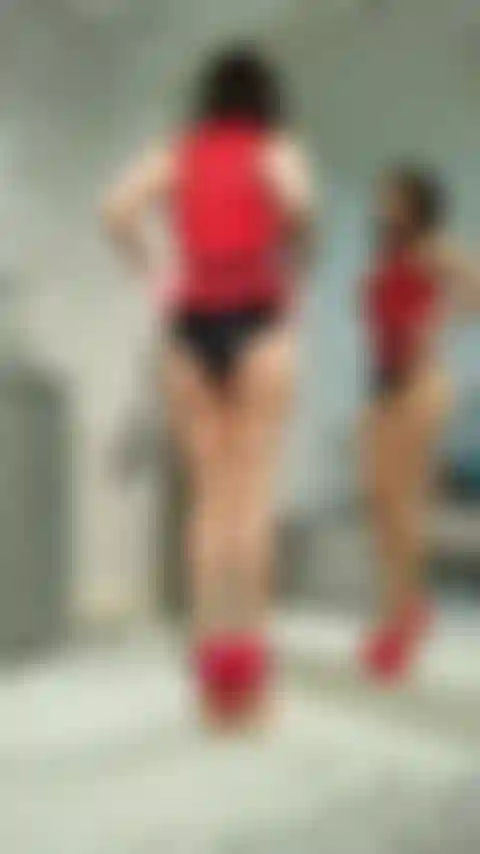 Pantimedias brillantes y burlas de látex.