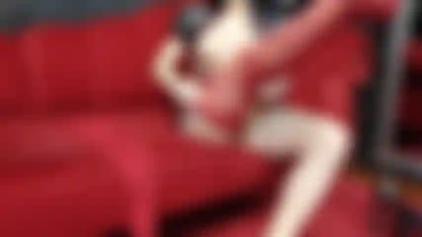 Poniéndome medias y tacones rojos vintage.