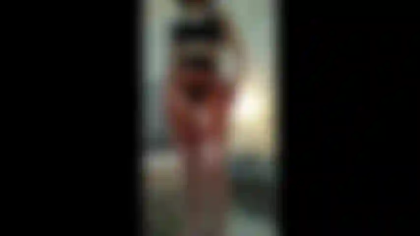 Provocativa falda de latex semitransparente.