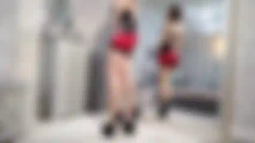 Provocación con minifalda de látex y pantimedias sin entrepierna.