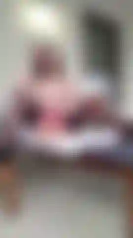 Fumando en la terraza en lencería sexy.