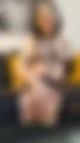 Pantimedias de spandex sin entrepierna y arnés de cuero.