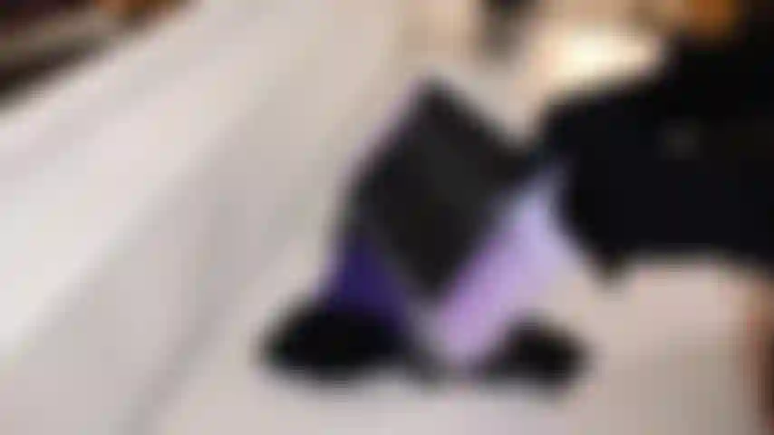 Nuevas medias de nailon bicolor lila/negro totalmente a la moda, braguitas sin entrepierna y tacones.