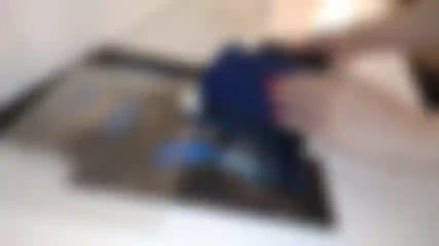 Provocativa con medias estampadas azules/negras.