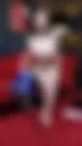 Me pongo mi hermoso corsé de látex debajo del pecho y mis medias azules vintage.