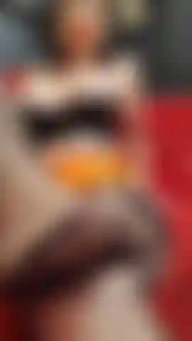 Pies, medias, tetas y escupitajos.