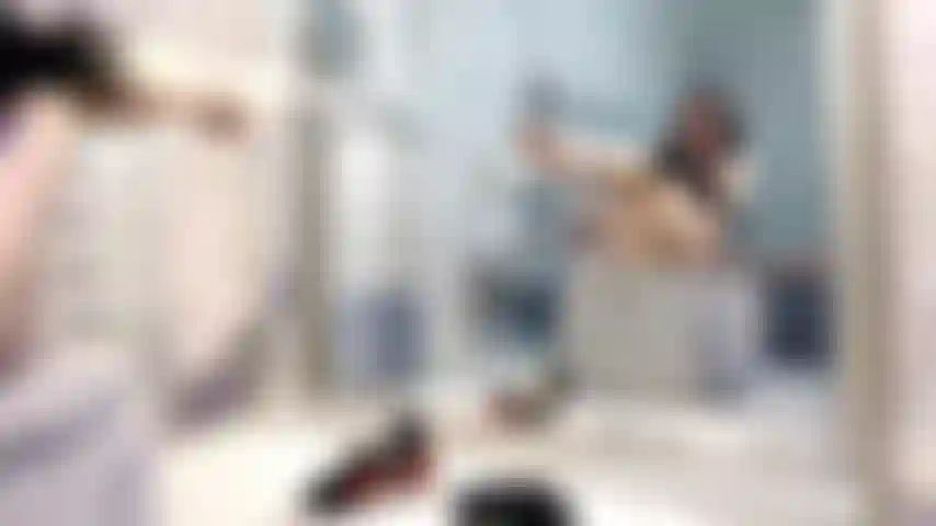 Sostén sin copa, lencería vintage y medias de nailon a la moda.