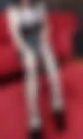 Quitándome las medias, sostén de látex, mostrando cameltoe.