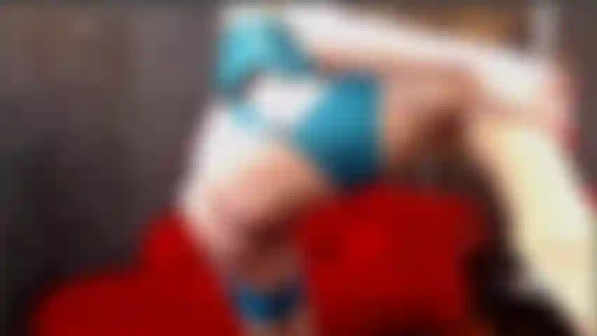 Corsé de látex sin copas, culo, cameltoe y tetas provocativas.