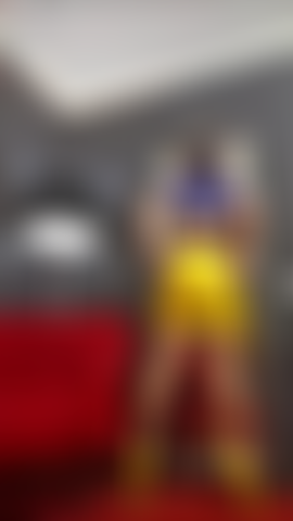 Látex, medias, humo y provocación con las tetas.