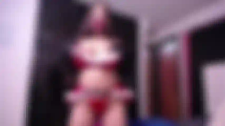 Mama claus cosplay jugando con su jugoso coñito y sus tetas.