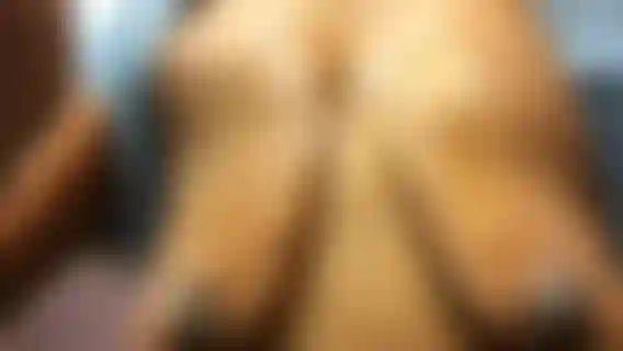 Aún más miel corriendo lentamente y goteando de mis tetas.