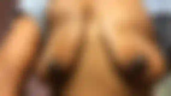 Honey corre lentamente hacia abajo y gotea de mis tetas.