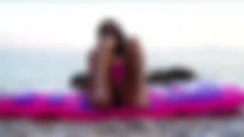 Parpadea en la playa. Te provoco con mi cuerpo caliente en la playa. Topless y coño en publico al aire libre.