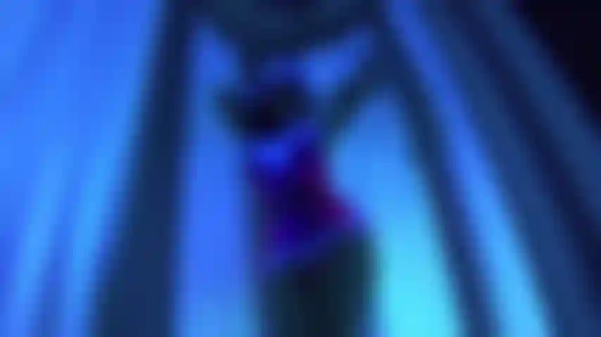 Navidad 2019. Elfo de papá noel usa consolador en solarium. Slomo 60 fps.