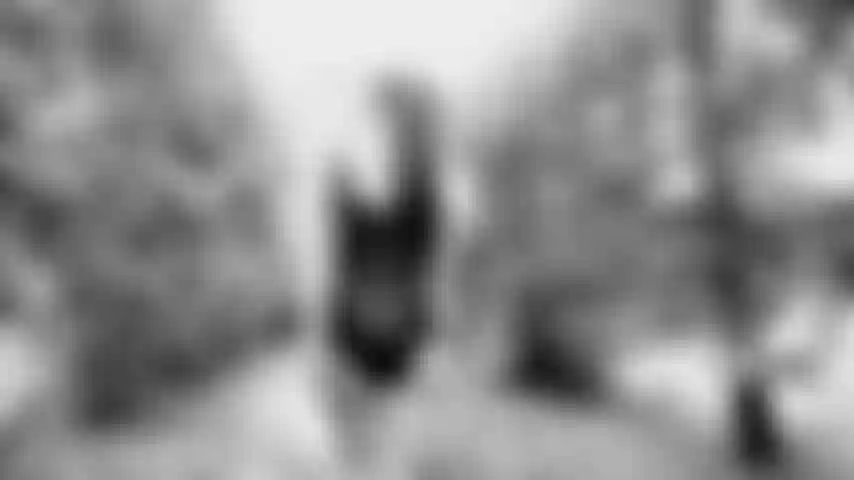 La amante de halloween camina por el parque. Molly-tits muestra un video caliente en público!