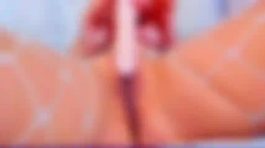 Juguete para mostrar de cerca la vagina rosada súper húmeda.