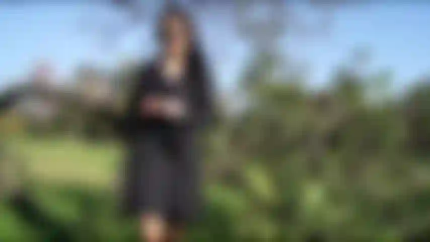 Flasheo desnudos y fumo en público. Parte 1. Muestro mi coño caliente y mi tity en público. Firmo humo y hago exhibicionismo.