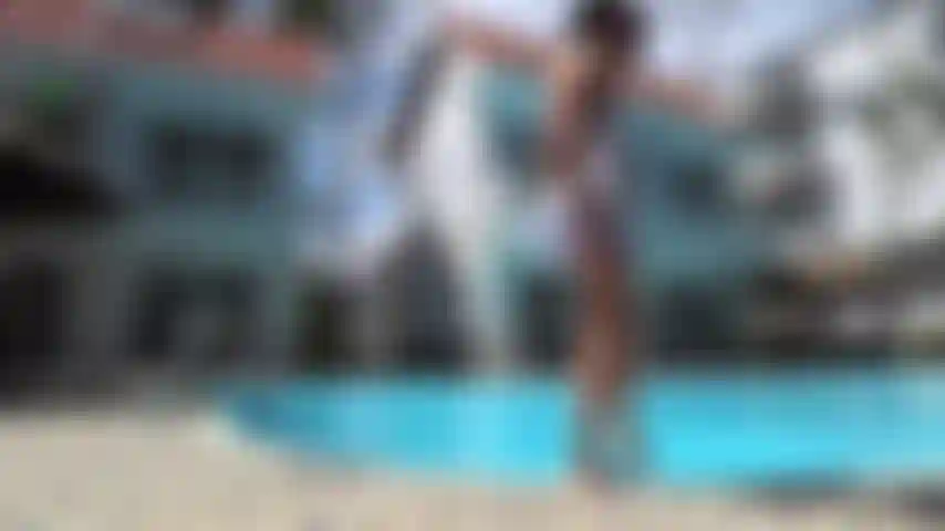 Fetiche de la ropa mojada. Vídeo personalizado para amante del agua y fetiche de la natación. No chica nadando desnuda. Pool. Al aire libre.