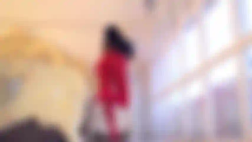 Chica en topless provocando con pantimedias y bailando en medias de nailon rojas.