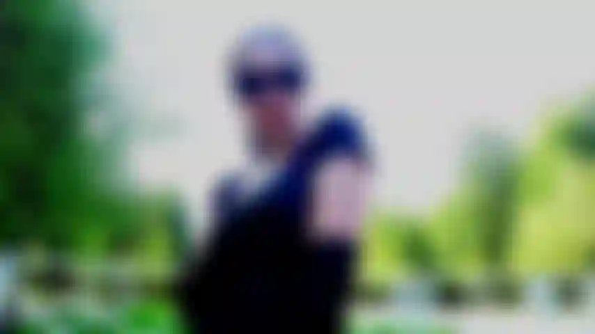 Diosa del humo con guantes de seda al aire libre, señorita fetiche sexy sin desnudos.