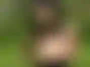 No estoy desnuda caminando en el parque. La señora molly camina en el parque.