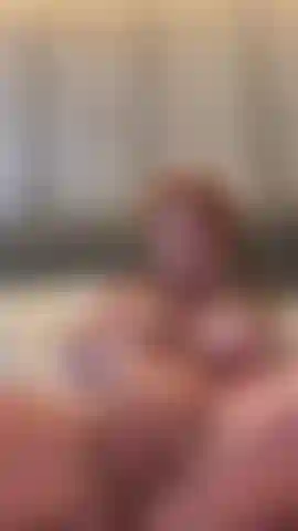 Me corro sobre mi consolador en la cama de mi hotel.