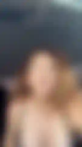 Jugando con mi coño en el coche antes de mi cita con el dentista. Orgasmo con los dedos de los pies enroscados.