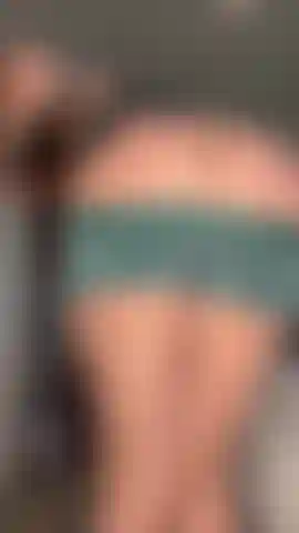 Masajeándome el coño con mi varita mágica después del gimnasio.