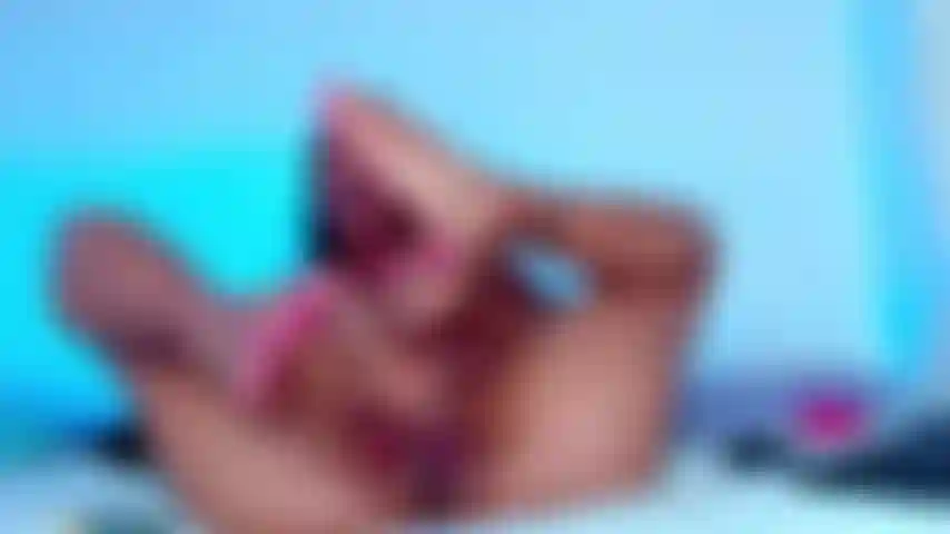 Caliente chupándome los pies y follándome el coño al mismo tiempo.