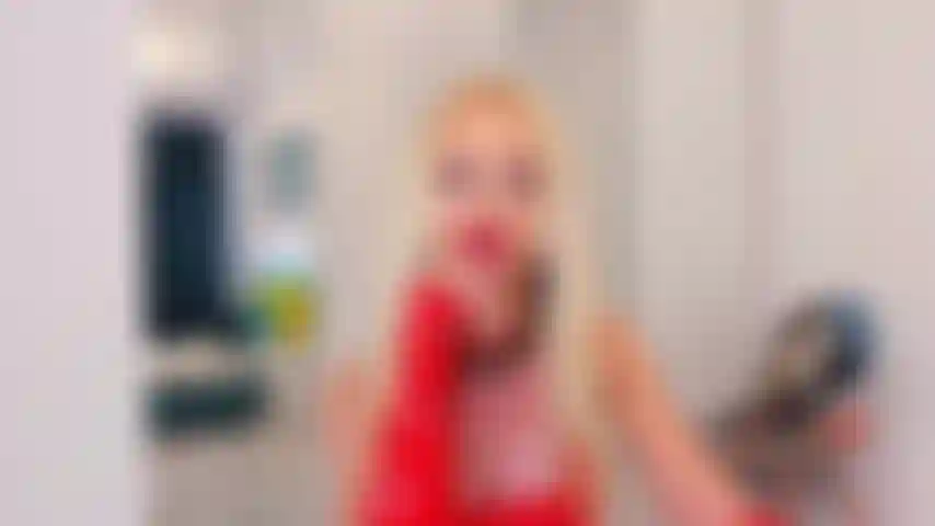 Tu diosa toda en látex rojo, vestido y botas de espectáculo.