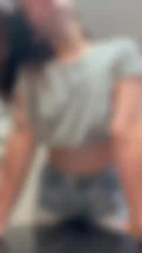 Rechinando mi coño contra la esquina de la mesa... Demasiado cachonda.