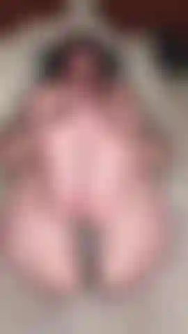 Plantas de los pies descalzas hacia la cámara mientras juego con mi coño mojado ; ).