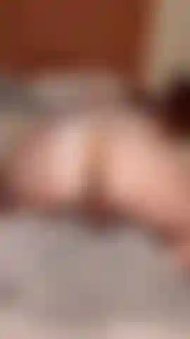 Primer plano de mi coño jugando con lencería blanca.