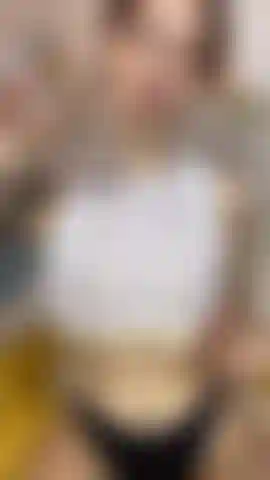 Pechitos pequeños aceitados y contacto visual.