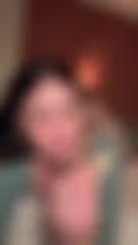 Comiendo tiras de canela descalza y en lencería.