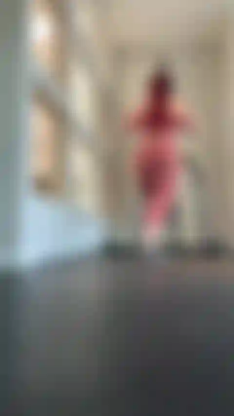 Boxeo! Pateando y golpeando la bolsa pesada en mi gimnasio! Te apuesto que podría hacerte esto! Jeje.