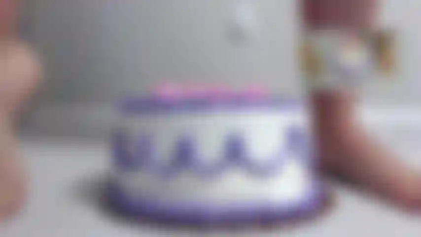 Rompiendo mi pastel de cammiversary con mis pies descalzos! Un gran lío y me pongo traviesa en el camino.